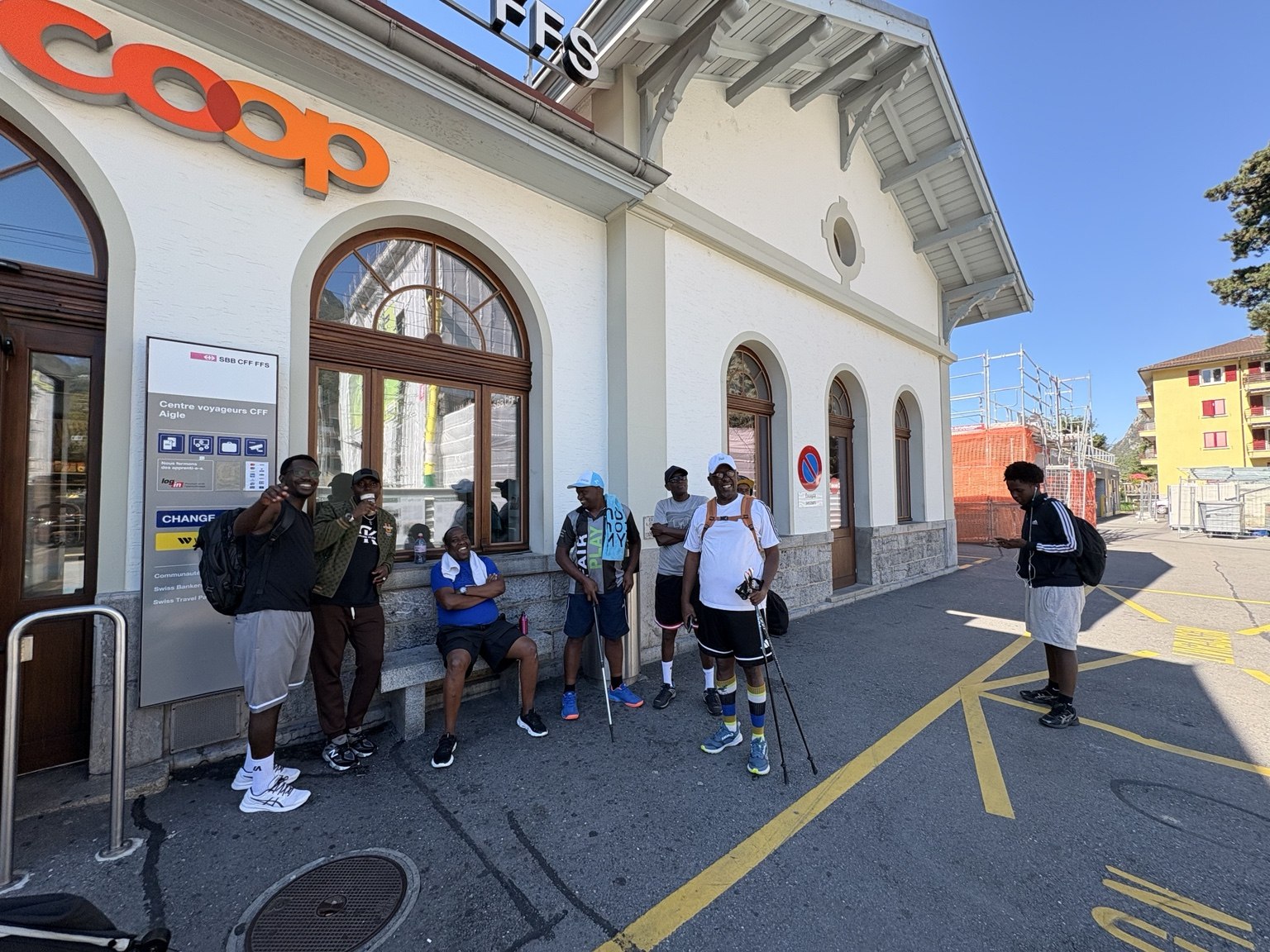 Les membres se retrouvent près d’une gare avant une sortie
