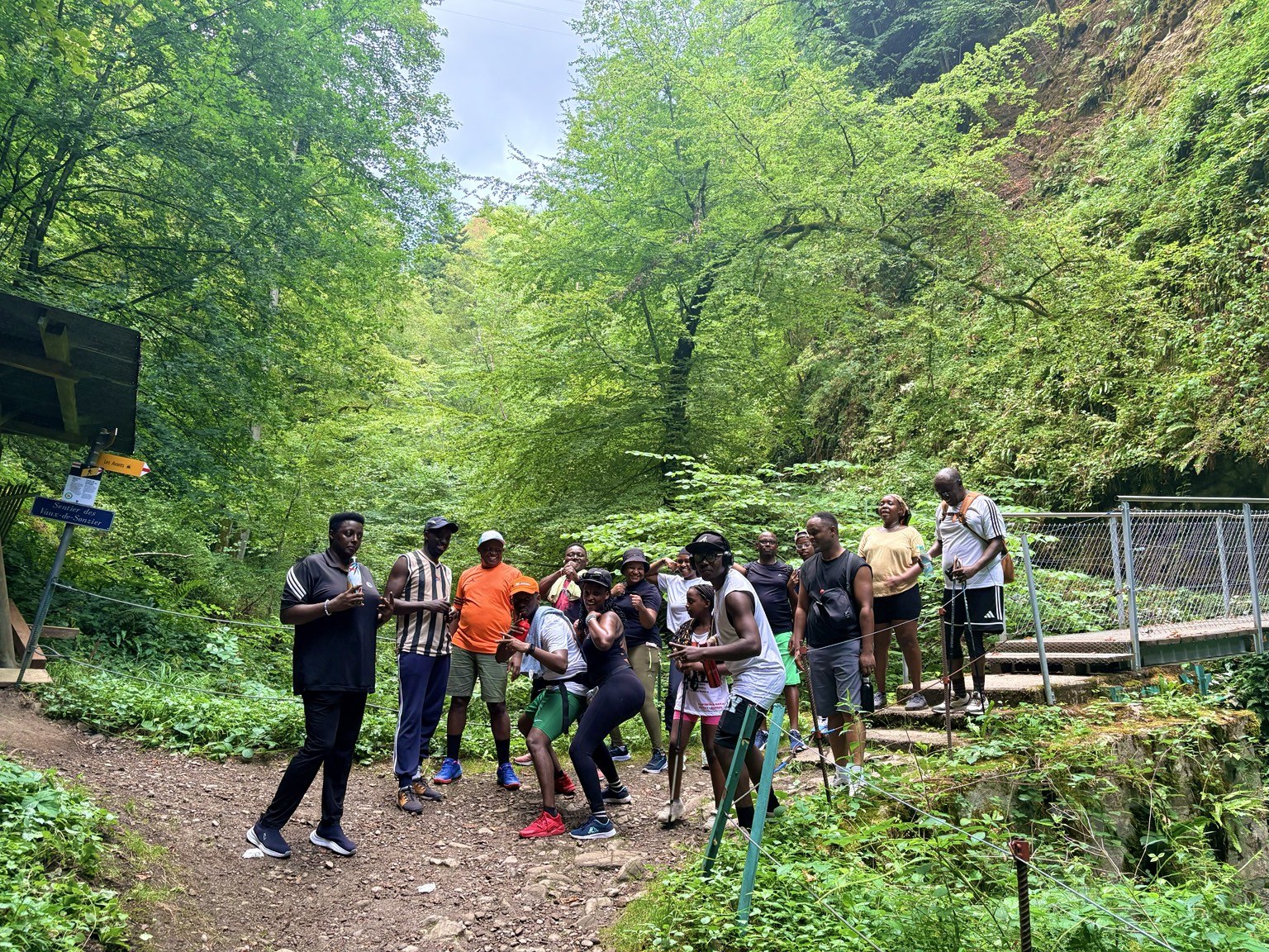 Les membres d’UBUMWE Riviera réunis lors d’une marche en forêt