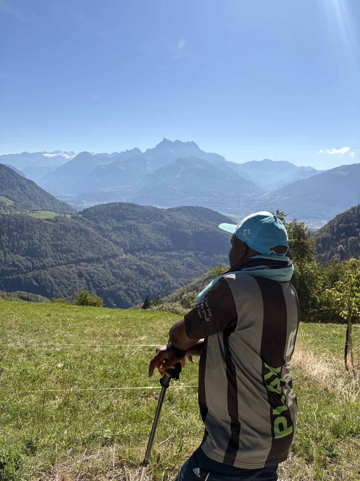 Un participant contemple le paysage depuis un sentier en montagne