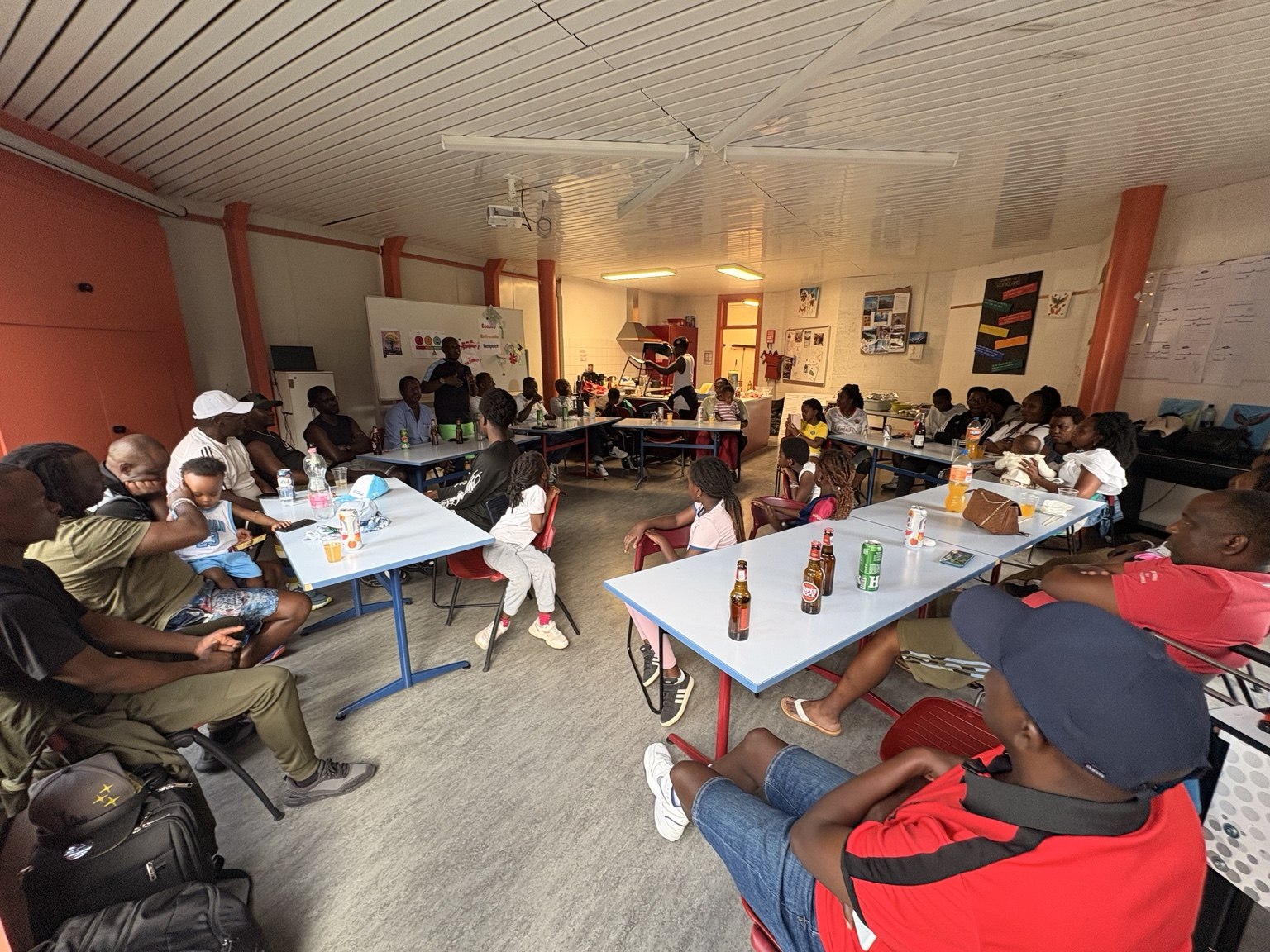 Les membres réunis dans une salle autour de tables